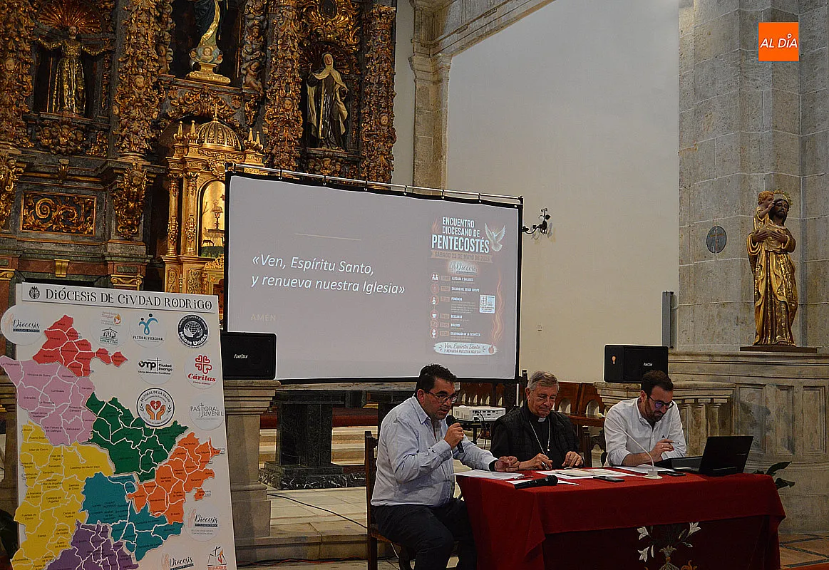Foto 4 - &Eacute;xito del Encuentro Diocesano de Pentecost&eacute;s en Ciudad Rodrigo con gran participaci&oacute;n de fieles y sacerdotes