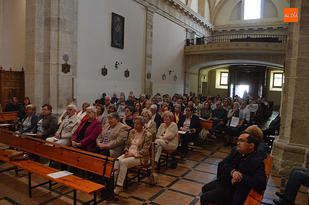 Foto 3 - &Eacute;xito del Encuentro Diocesano de Pentecost&eacute;s en Ciudad Rodrigo con gran participaci&oacute;n de fieles y sacerdotes