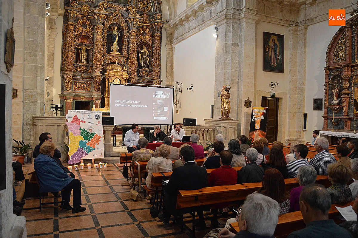 Foto 7 - &Eacute;xito del Encuentro Diocesano de Pentecost&eacute;s en Ciudad Rodrigo con gran participaci&oacute;n de fieles y sacerdotes