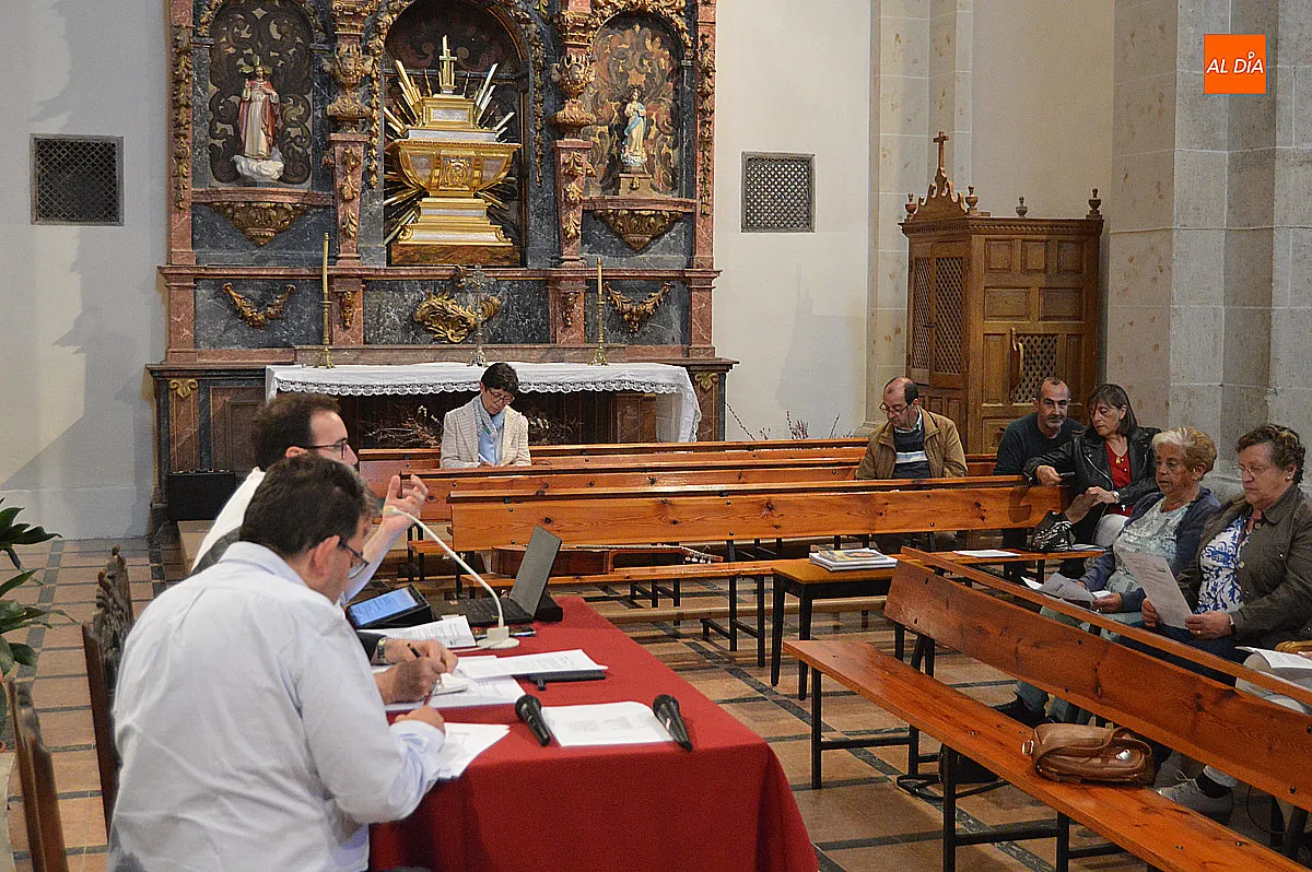 Foto 10 - &Eacute;xito del Encuentro Diocesano de Pentecost&eacute;s en Ciudad Rodrigo con gran participaci&oacute;n de fieles y sacerdotes