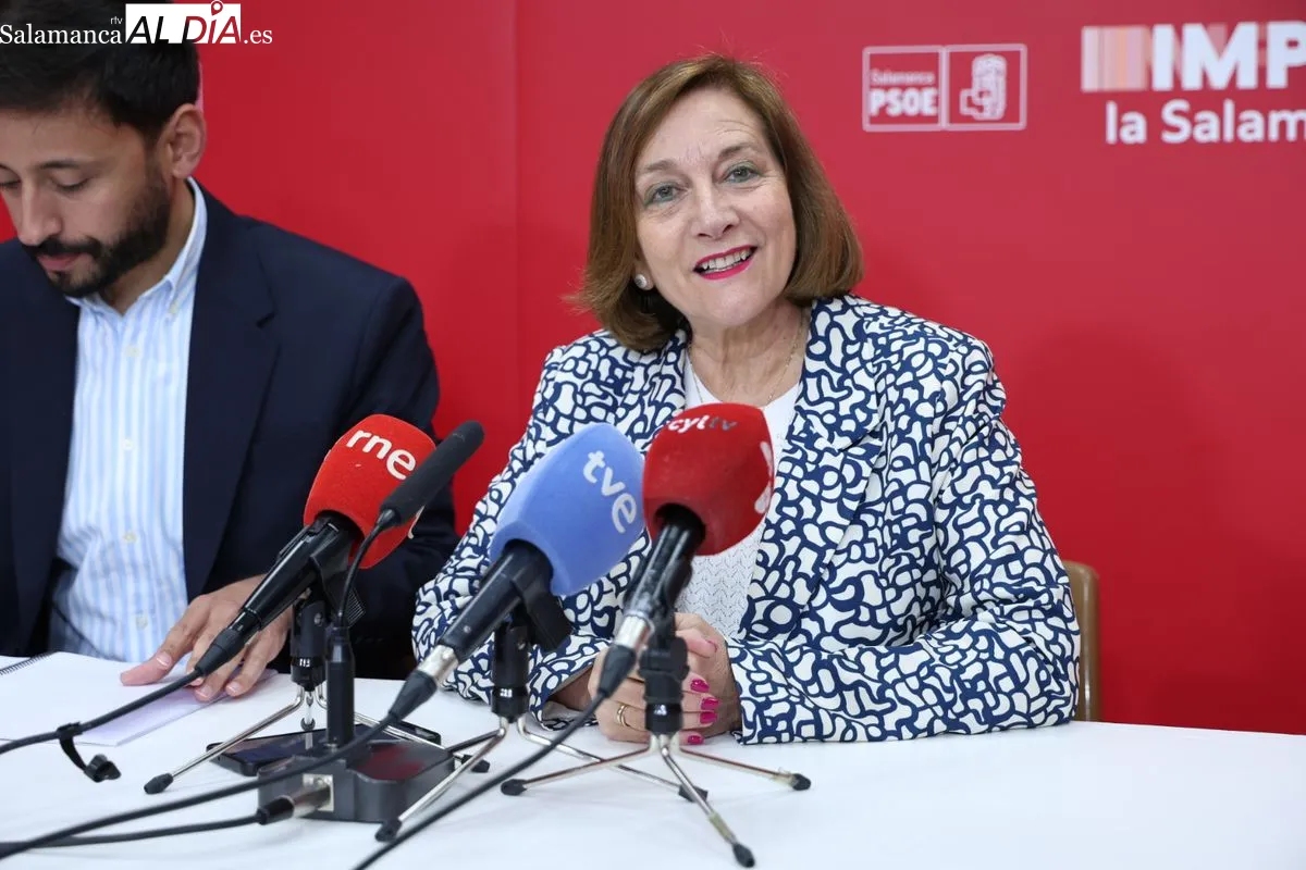 El secretario general del PSOE de Salamanca, David Serrada, la presidenta provincial del PSOE, Carmen Ávila, y el secretario de Política Municipal del PSOE de CyL, Fran Díaz. Foto de David Sañudo