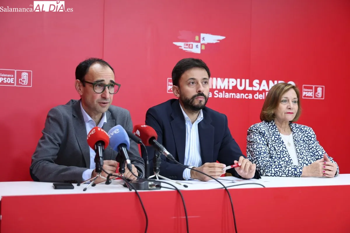 El secretario general del PSOE de Salamanca, David Serrada, la presidenta provincial del PSOE, Carmen Ávila, y el secretario de Política Municipal del PSOE de CyL, Fran Díaz. Foto de David Sañudo