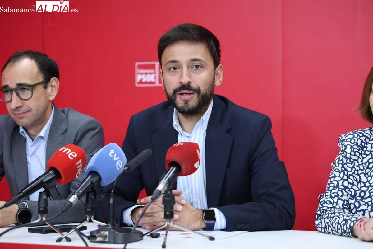 El secretario general del PSOE de Salamanca, David Serrada, la presidenta provincial del PSOE, Carmen Ávila, y el secretario de Política Municipal del PSOE de CyL, Fran Díaz. Foto de David Sañudo