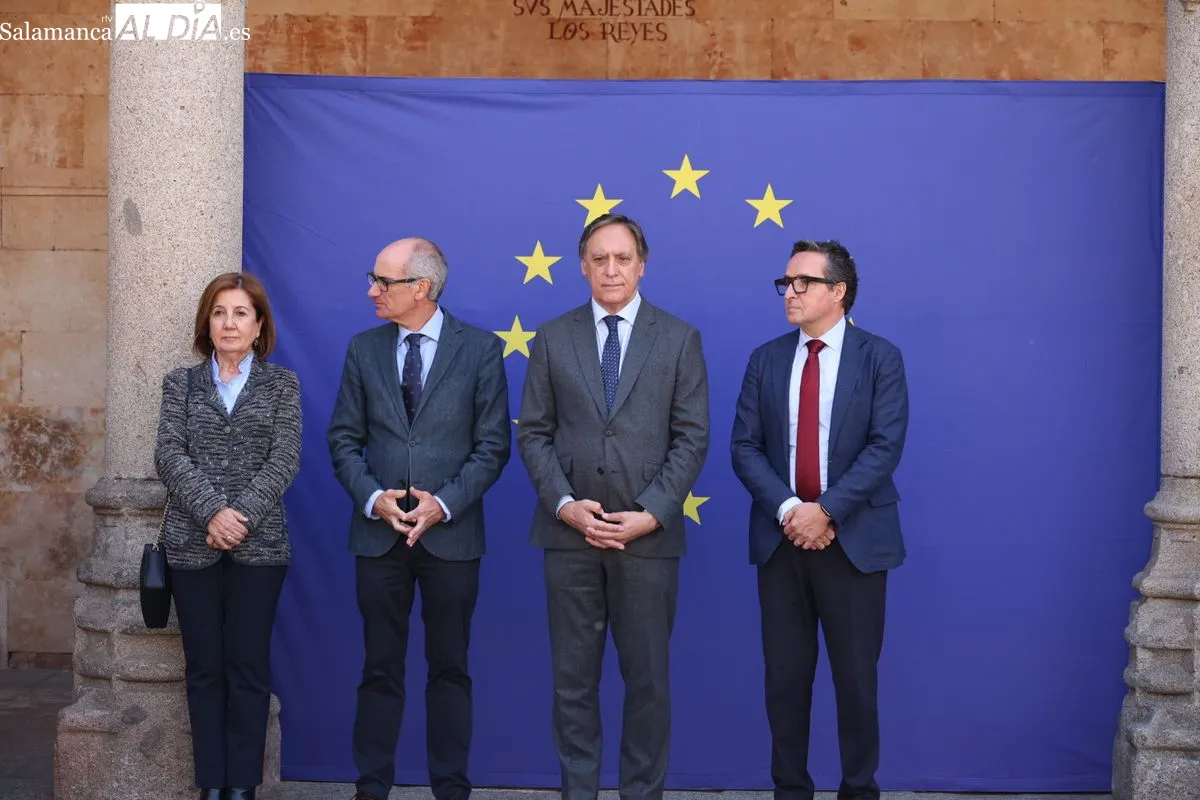 La Universidad de Salamanca ha conmemorado el Día de Europa con el tradicional izado de la bandera comunitaria en el Patio de Escuelas Menores. Foto de David Sañudo