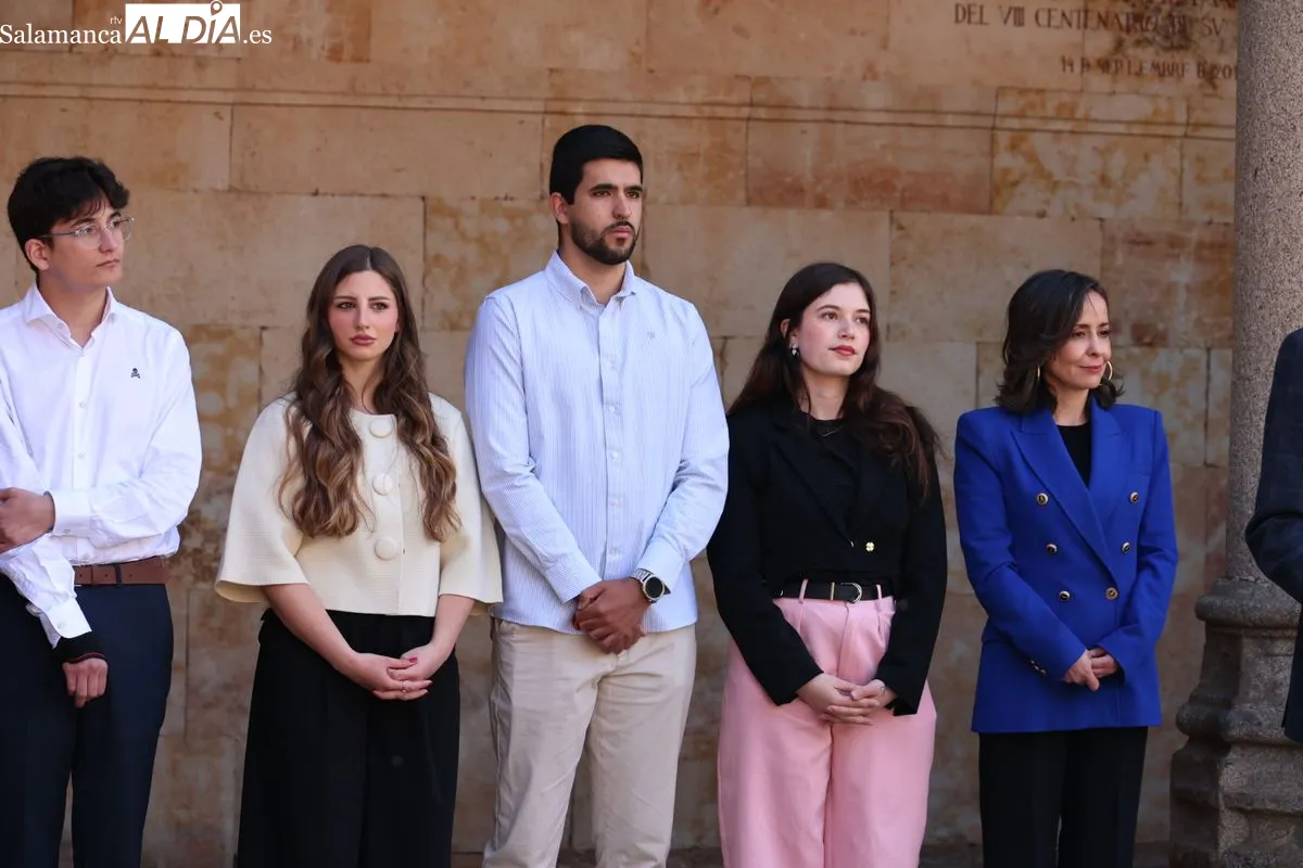 La Universidad de Salamanca ha conmemorado el Día de Europa con el tradicional izado de la bandera comunitaria en el Patio de Escuelas Menores. Foto de David Sañudo