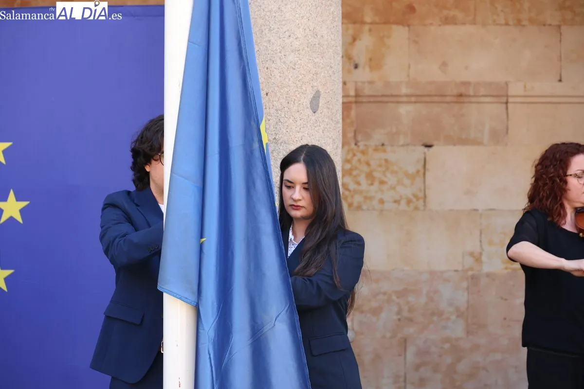La Universidad de Salamanca ha conmemorado el Día de Europa con el tradicional izado de la bandera comunitaria en el Patio de Escuelas Menores. Foto de David Sañudo