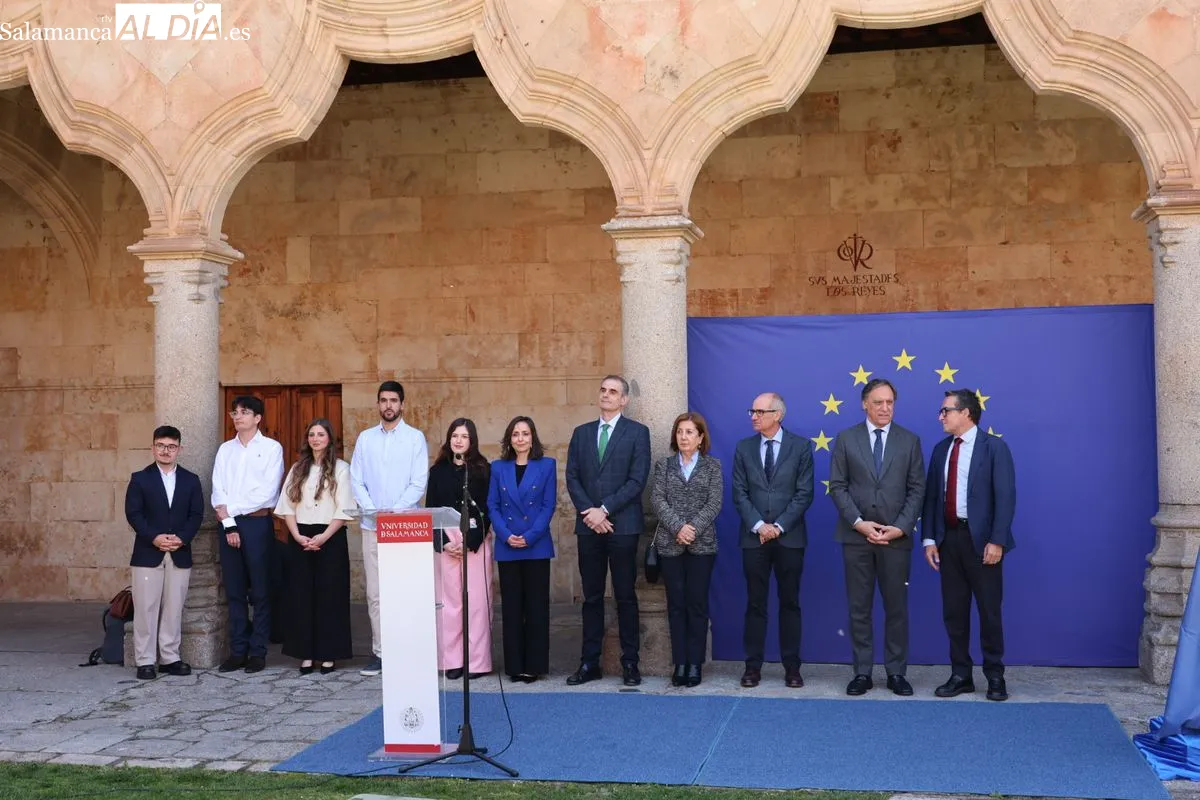 La Universidad de Salamanca ha conmemorado el Día de Europa con el tradicional izado de la bandera comunitaria en el Patio de Escuelas Menores. Foto de David Sañudo