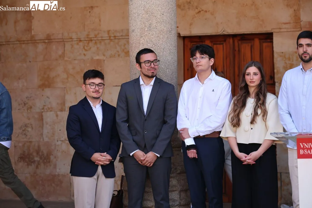 La Universidad de Salamanca ha conmemorado el Día de Europa con el tradicional izado de la bandera comunitaria en el Patio de Escuelas Menores. Foto de David Sañudo