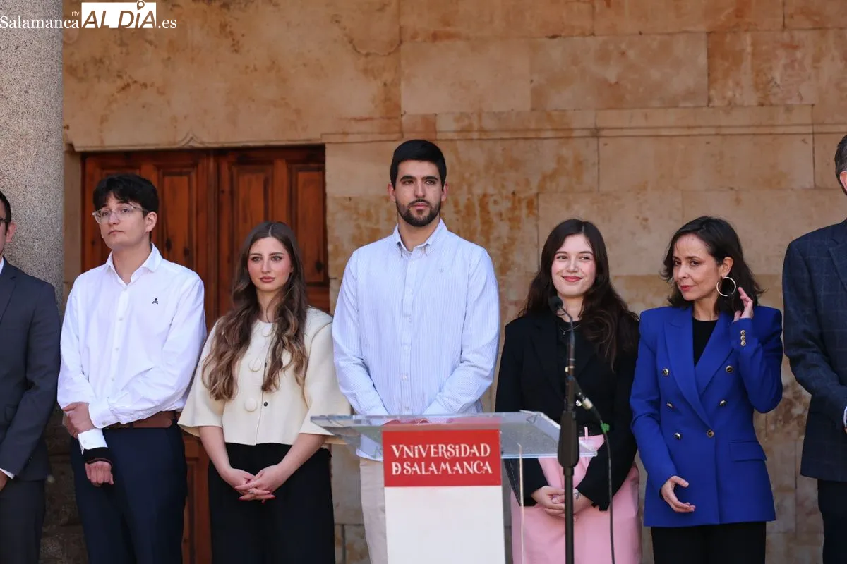 La Universidad de Salamanca ha conmemorado el Día de Europa con el tradicional izado de la bandera comunitaria en el Patio de Escuelas Menores. Foto de David Sañudo