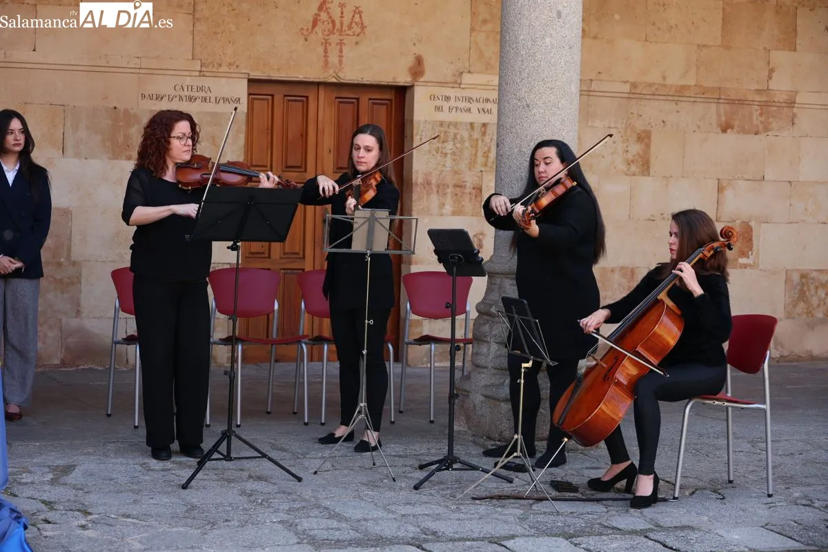 La Universidad de Salamanca ha conmemorado el Día de Europa con el tradicional izado de la bandera comunitaria en el Patio de Escuelas Menores. Foto de David Sañudo