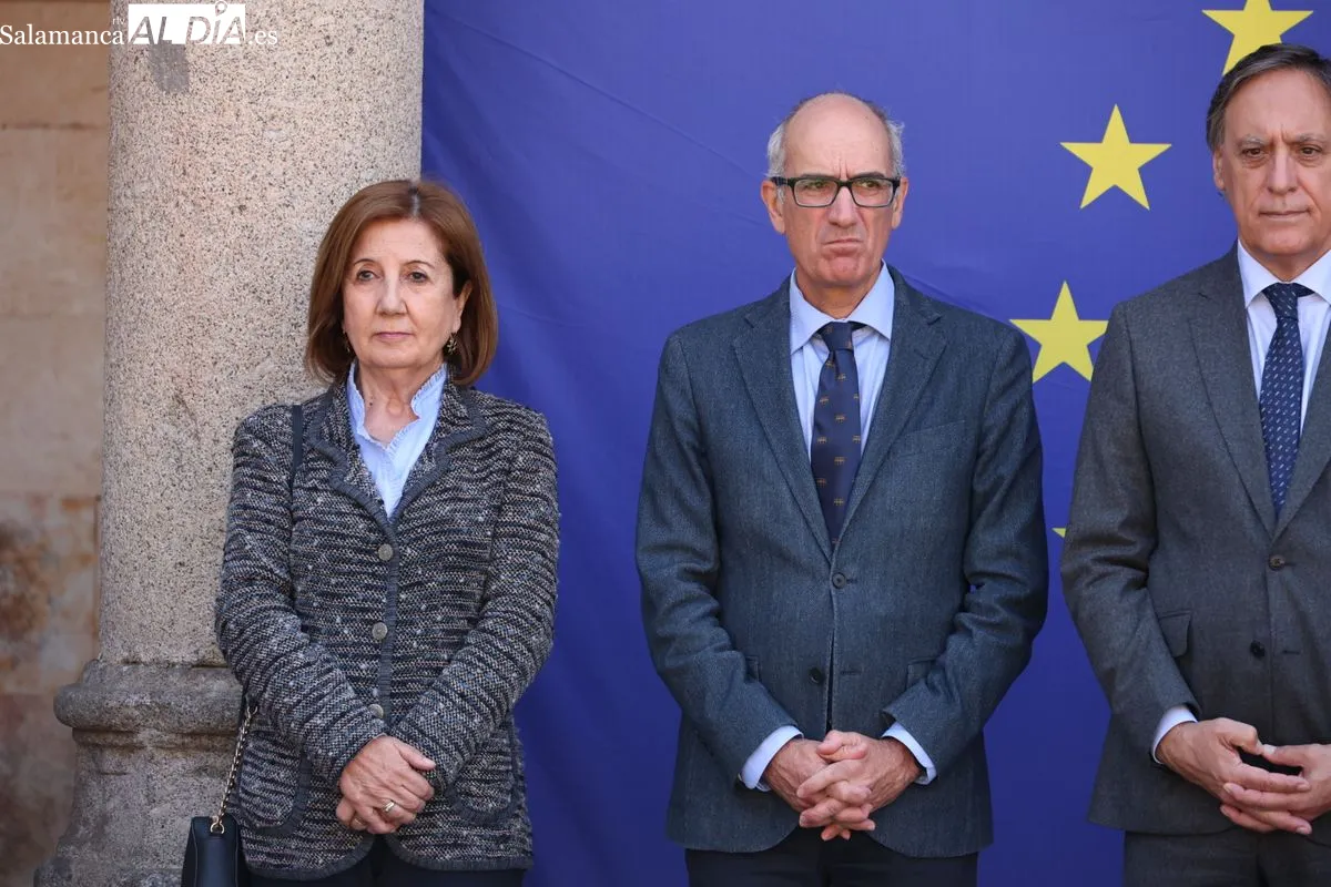 La Universidad de Salamanca ha conmemorado el Día de Europa con el tradicional izado de la bandera comunitaria en el Patio de Escuelas Menores. Foto de David Sañudo