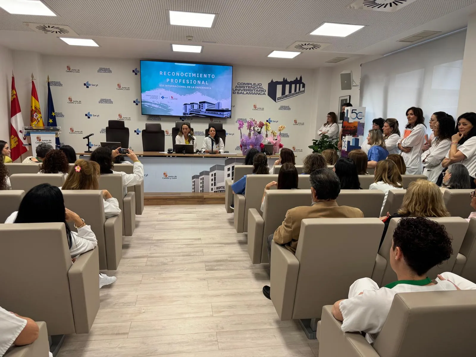 Foto 2 - Doble homenaje a la enfermer&iacute;a salmantina: premios en el hospital y campa&ntilde;a interactiva en los centros de salud