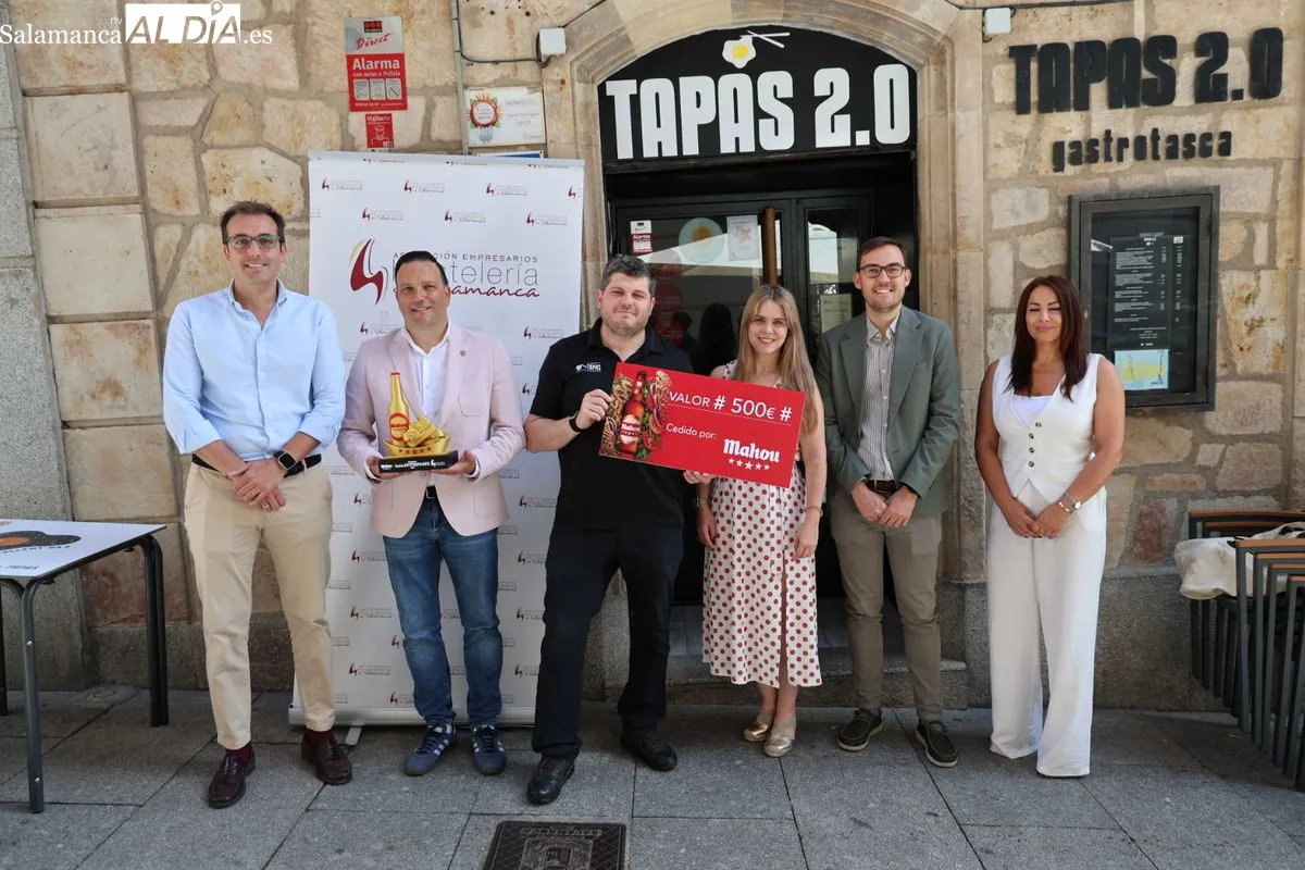 Entrega del premio al Tapas 2.0, ganador de la III Ruta Entre Panes con su propuesta culinaria 'Pan Z ZTOP'. Foto de David Sañudo