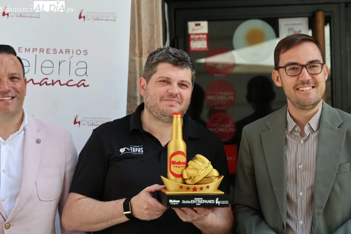 Entrega del premio al Tapas 2.0, ganador de la III Ruta Entre Panes con su propuesta culinaria 'Pan Z ZTOP'. Foto de David Sañudo