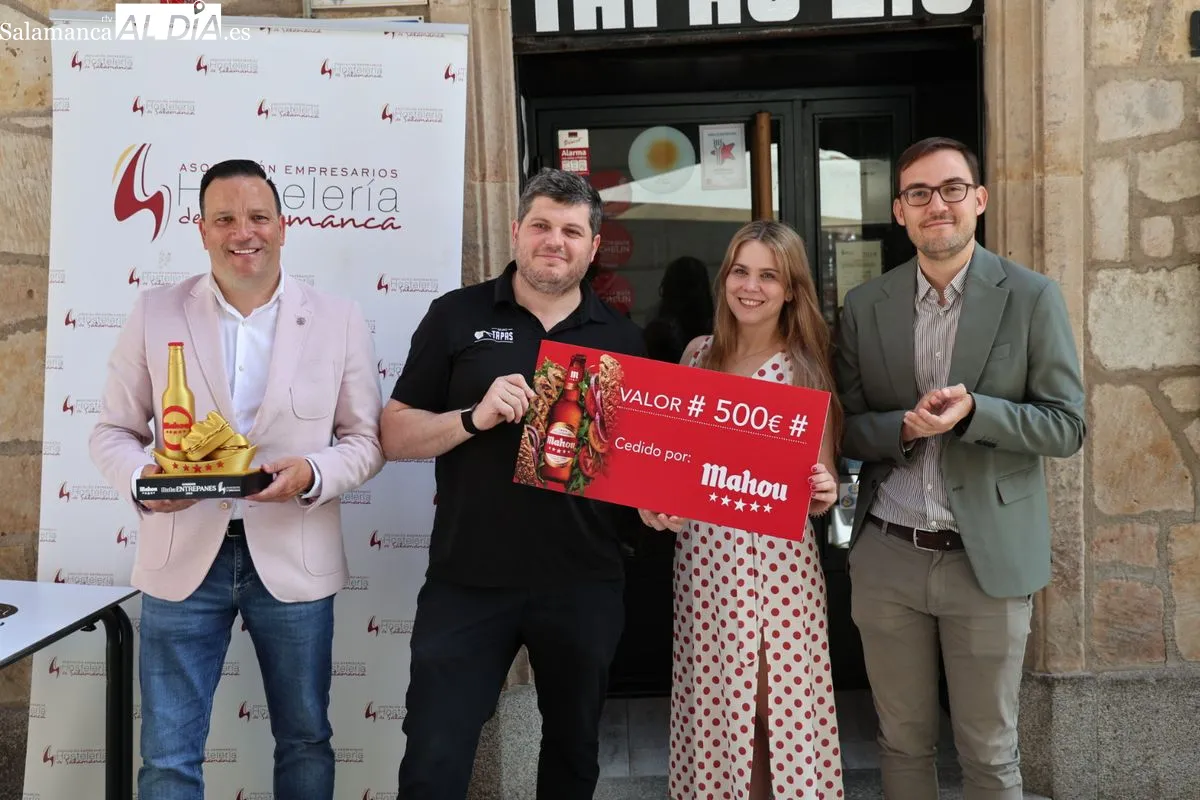 Entrega del premio al Tapas 2.0, ganador de la III Ruta Entre Panes con su propuesta culinaria 'Pan Z ZTOP'. Foto de David Sañudo