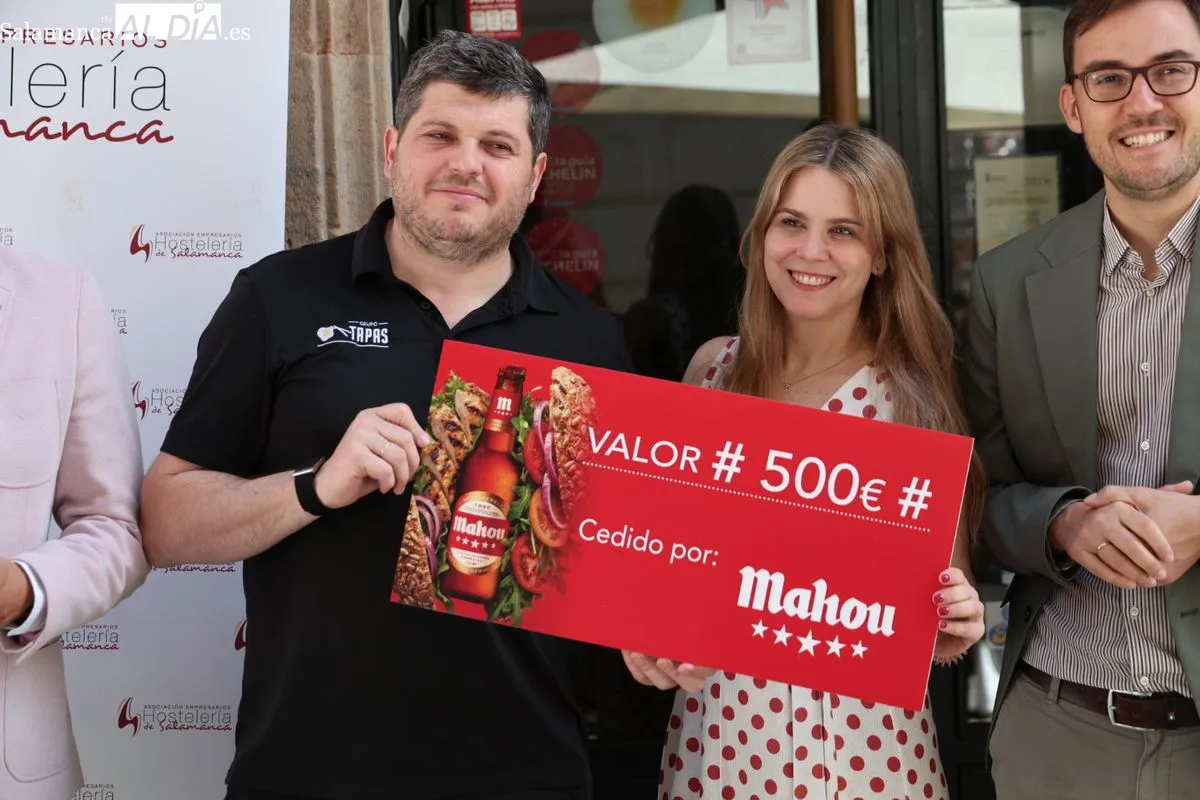 Entrega del premio al Tapas 2.0, ganador de la III Ruta Entre Panes con su propuesta culinaria 'Pan Z ZTOP'. Foto de David Sañudo