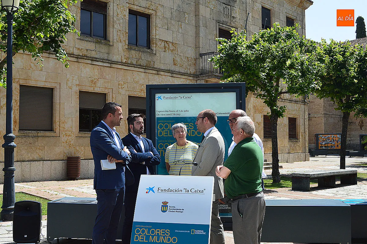 Foto 2 - La Plaza de Herrasti se convierte en un museo al aire libre con una exposici&oacute;n fotogr&aacute;fica de autores internacionales