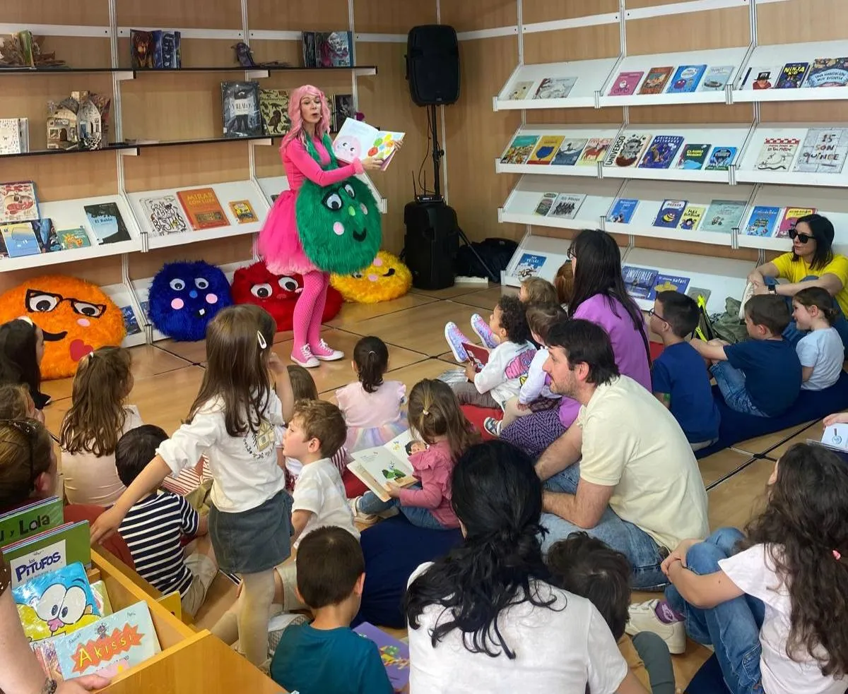Cuentacuentos sobre acogimiento familiar en la Feria del Libro de Salamanca