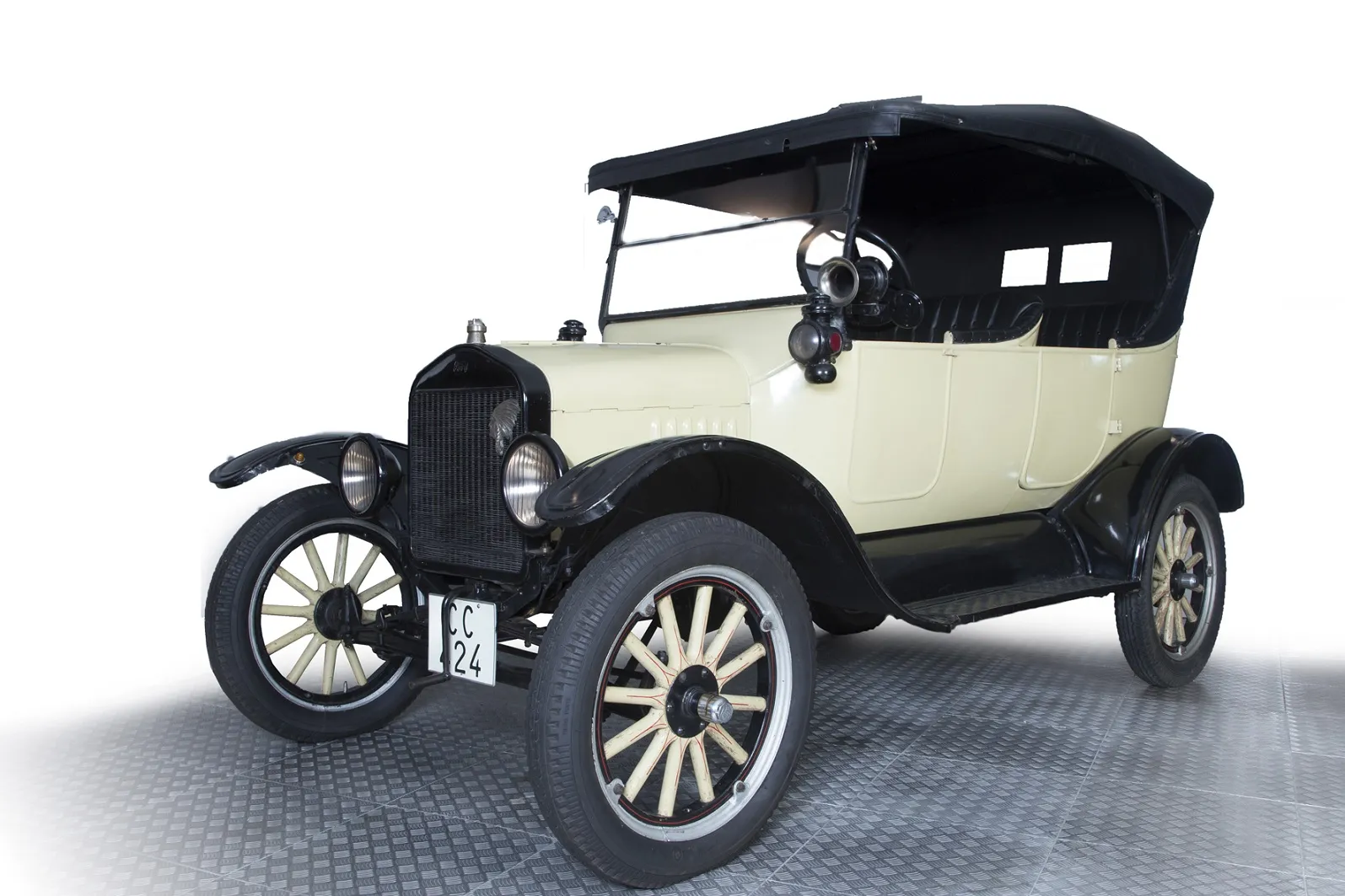 Foto 3 - De paso de Semana Santa a pieza de museo: la curiosa historia del Ford T expuesto en Salamanca