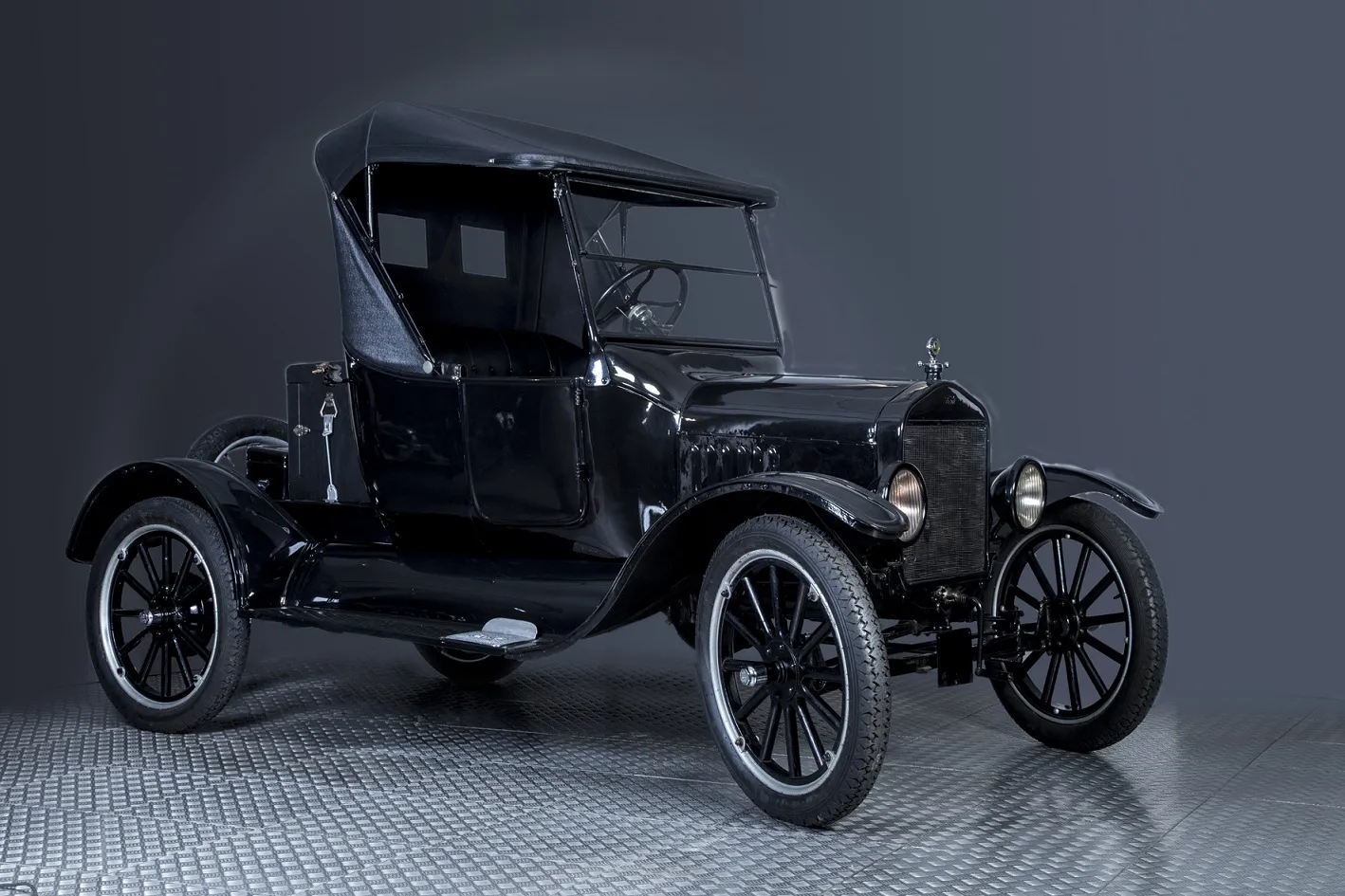 Foto 2 - De paso de Semana Santa a pieza de museo: la curiosa historia del Ford T expuesto en Salamanca