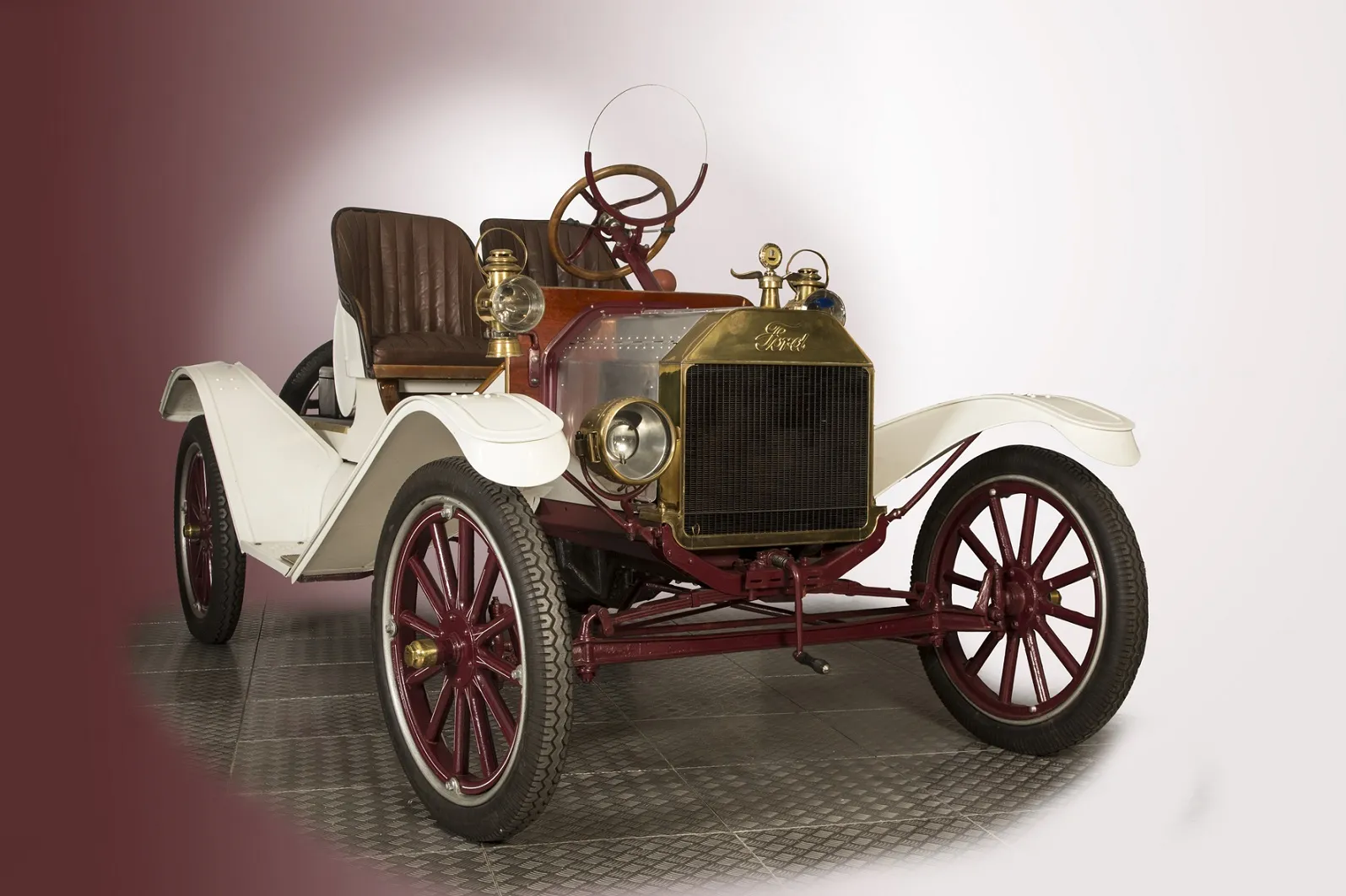 Foto 4 - De paso de Semana Santa a pieza de museo: la curiosa historia del Ford T expuesto en Salamanca