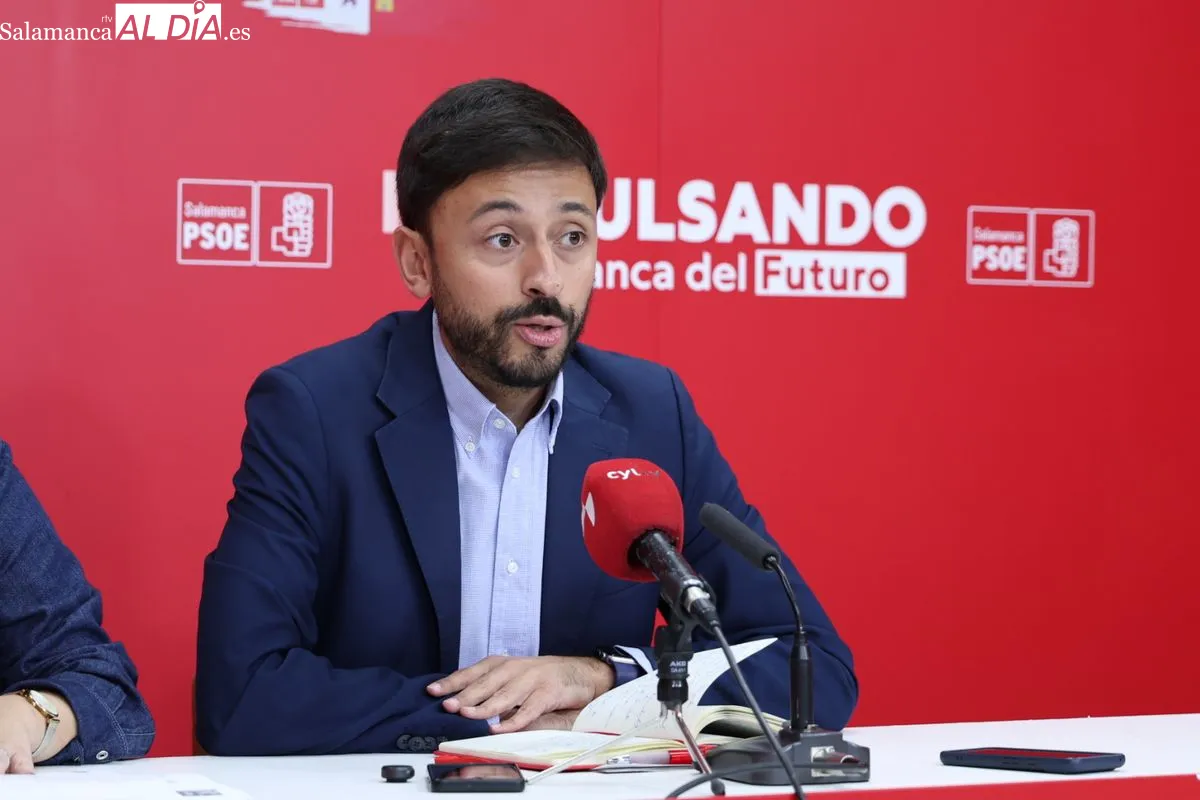 Rueda de prensa de los procuradores socialistas por la provincia de Salamanca, Fran Díaz y Noelia Merino. Foto de David Sañudo