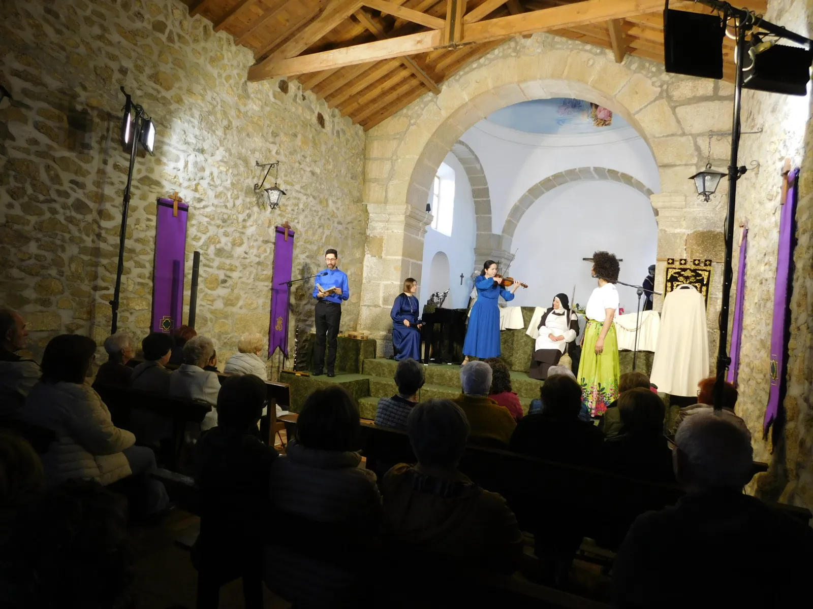 Foto 8 - La obra &lsquo;Juan, el esp&iacute;ritu del amor&rsquo; llena la ermita del Santo Cristo de Fuenteguinaldo