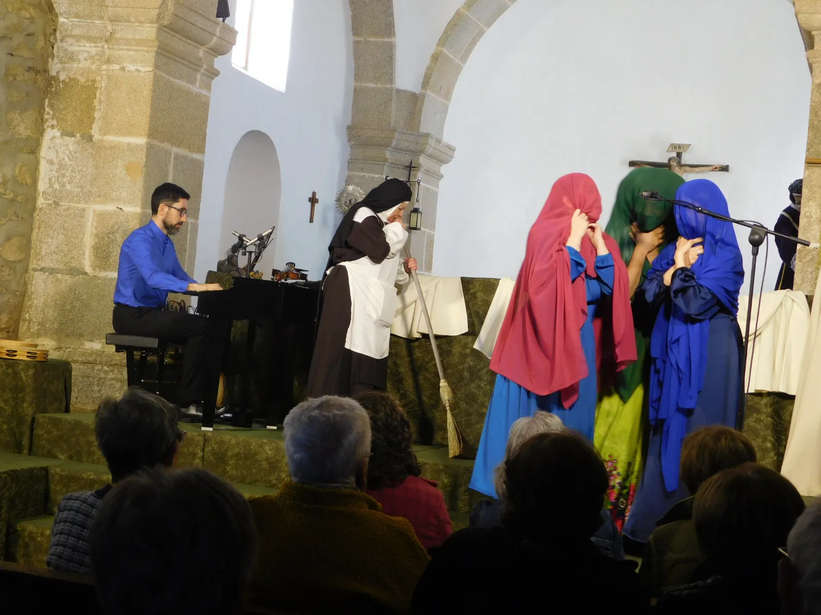 Foto 10 - La obra &lsquo;Juan, el esp&iacute;ritu del amor&rsquo; llena la ermita del Santo Cristo de Fuenteguinaldo