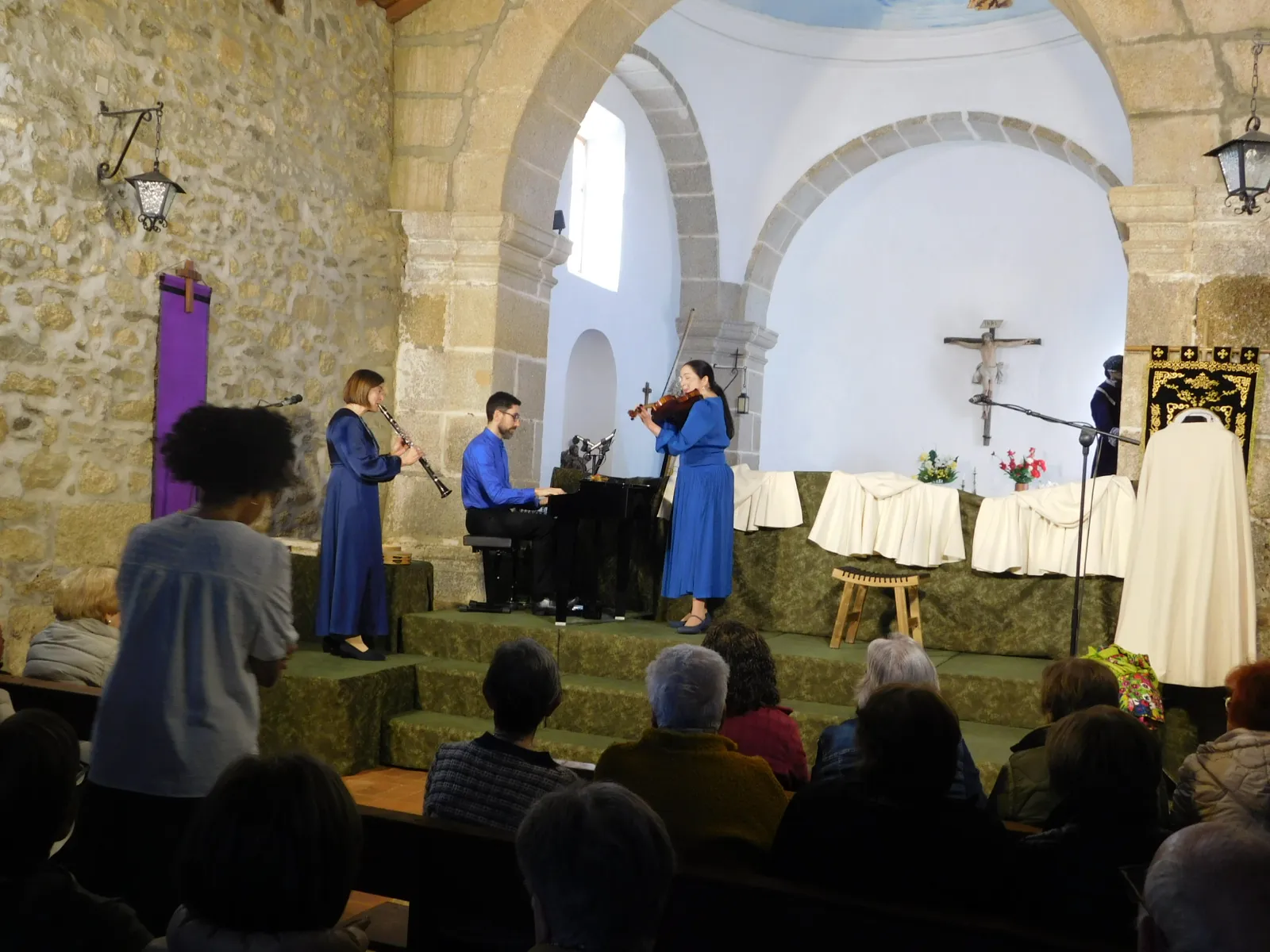 Foto 2 - La obra &lsquo;Juan, el esp&iacute;ritu del amor&rsquo; llena la ermita del Santo Cristo de Fuenteguinaldo