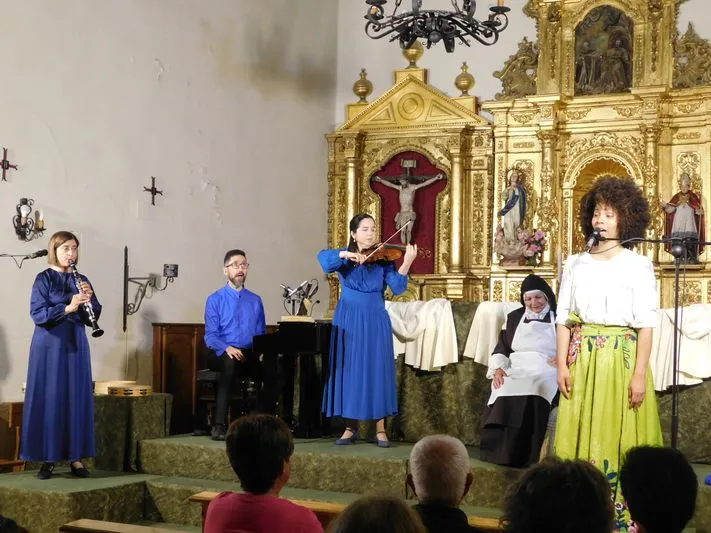 Foto 2 - M&uacute;sica, poes&iacute;a y fe se fusionan en Garcihern&aacute;ndez para recordar a San Juan de la Cruz