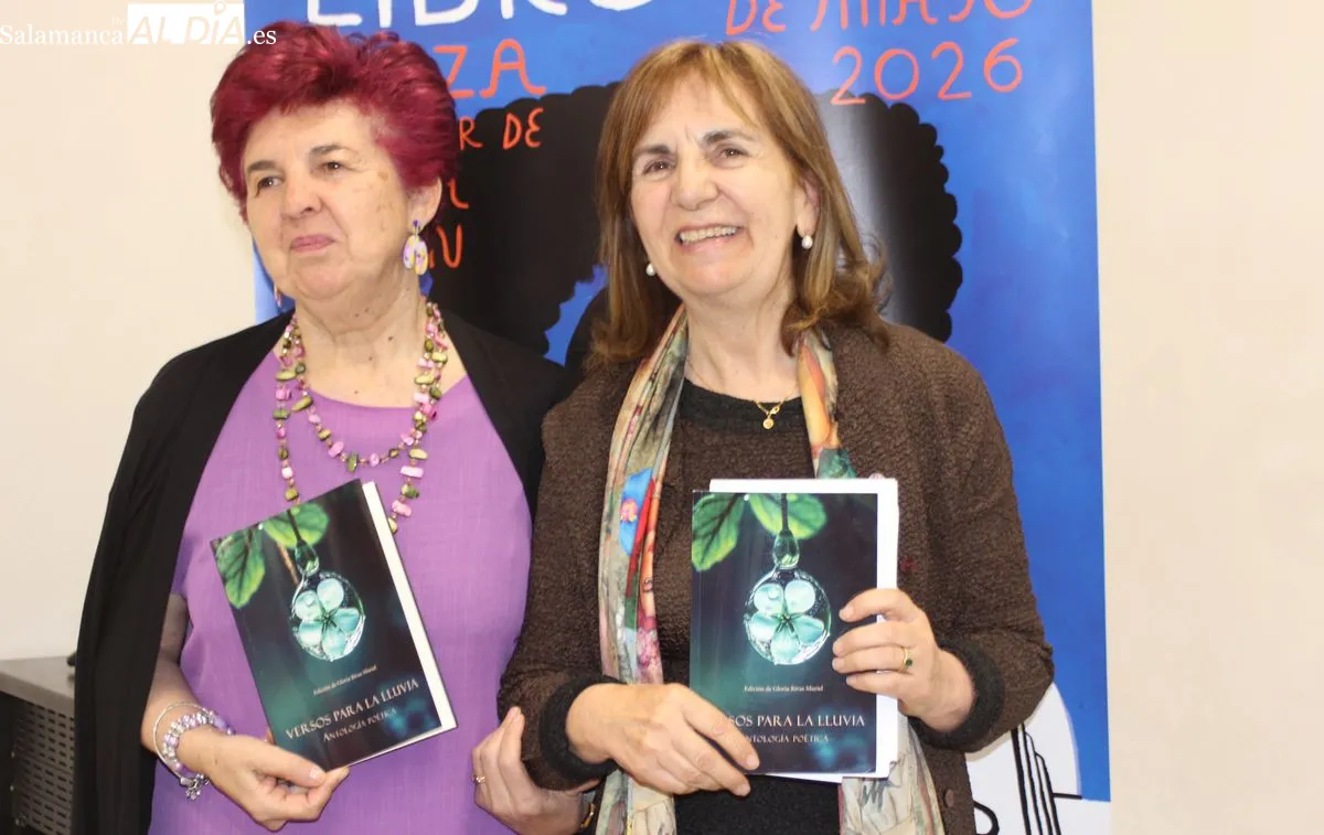 Presentación en la Feria del Libro de Salamanca de 'Versos para la lluvia', la antología poética de las autoras salmantinas Gloria Rivas Muriel y Yolanda Izard. Foto de Fernando Sánchez Gómez