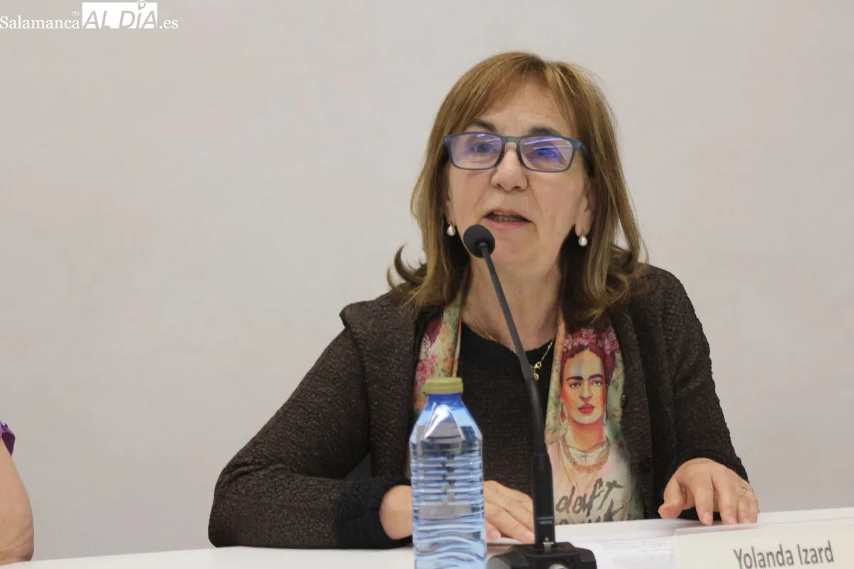 Presentación en la Feria del Libro de Salamanca de 'Versos para la lluvia', la antología poética de las autoras salmantinas Gloria Rivas Muriel y Yolanda Izard. Foto de Fernando Sánchez Gómez
