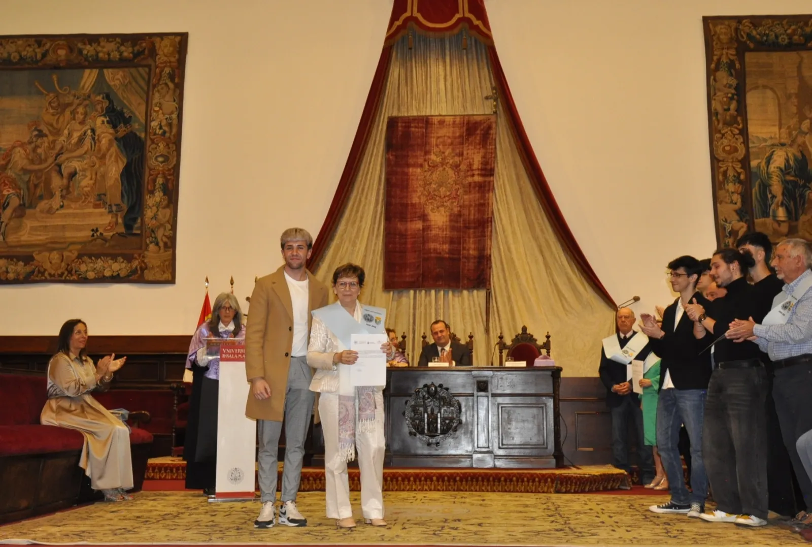 Foto 3 - Emotiva graduaci&oacute;n en el Paraninfo: los mayores de Santa Marta, acreditados como l&iacute;deres comunitarios