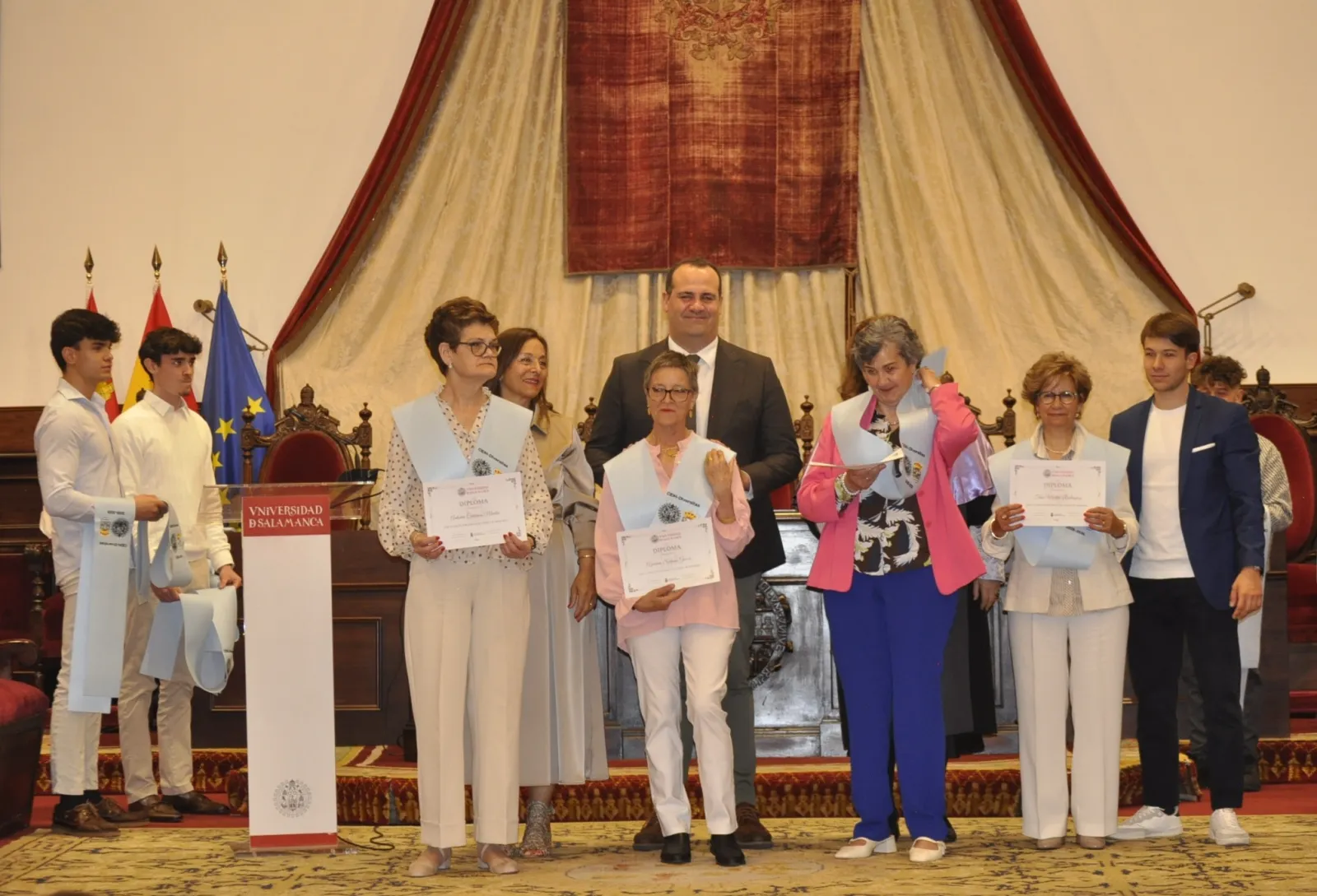 Foto 9 - Emotiva graduaci&oacute;n en el Paraninfo: los mayores de Santa Marta, acreditados como l&iacute;deres comunitarios
