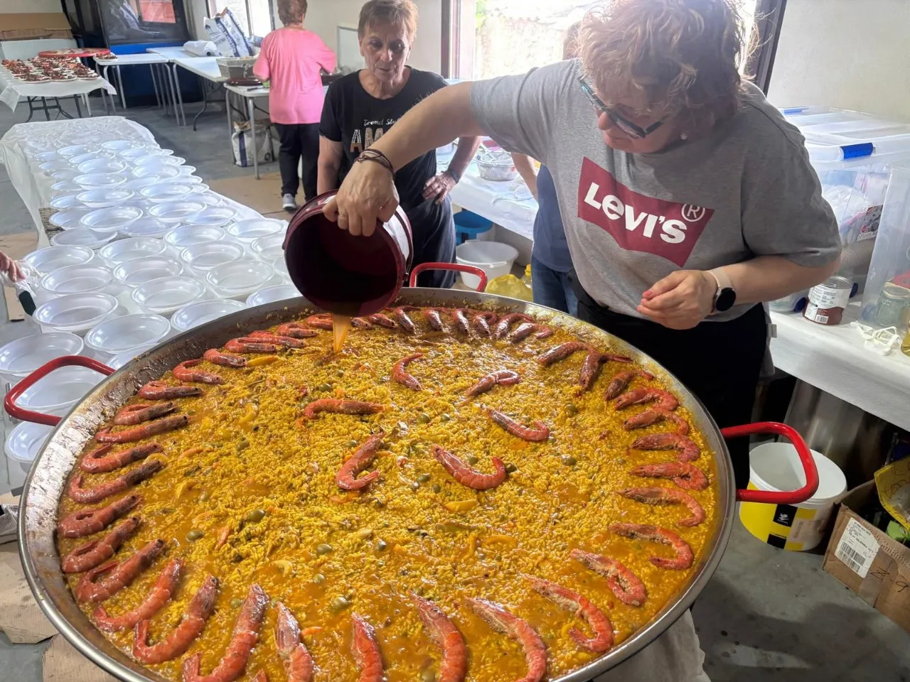 Nueva comida con 75 personas que dieron cuenta de paella, embutidos y tarta comtessa de postre