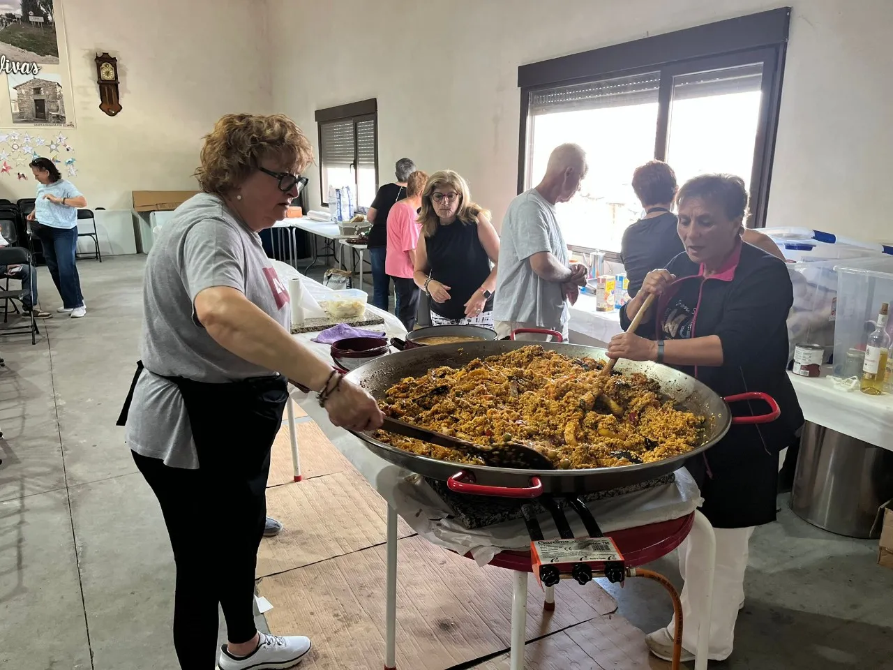Nueva comida con 75 personas que dieron cuenta de paella, embutidos y tarta comtessa de postre