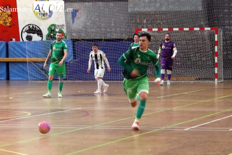 Foto 8 - FOTOS El Piensos Dur&aacute;n Albense sella su permanencia en Segunda B tras golear en Asturias (3-7)