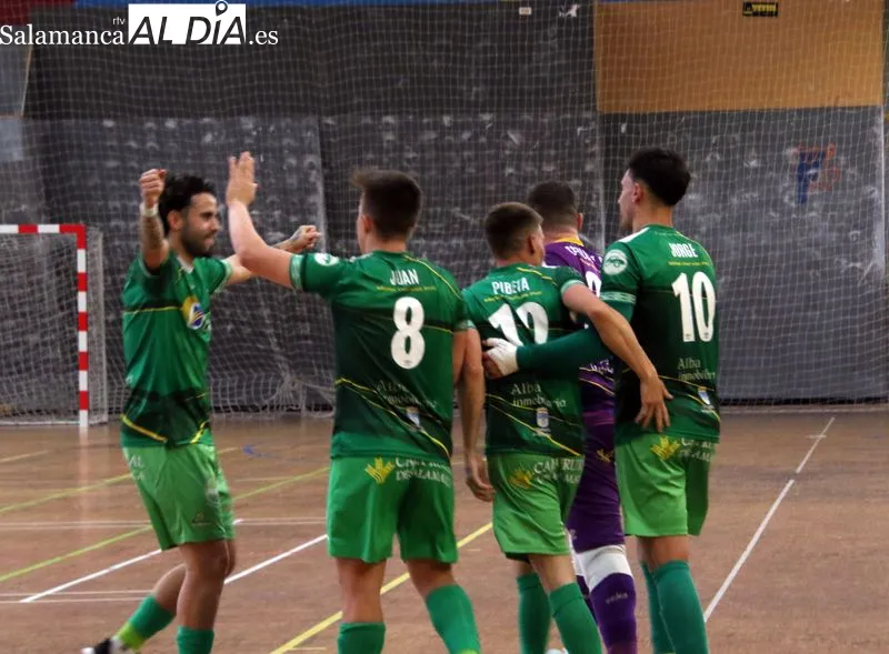 Foto 9 - FOTOS El Piensos Dur&aacute;n Albense sella su permanencia en Segunda B tras golear en Asturias (3-7)