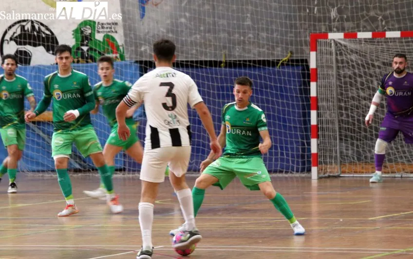 Foto 10 - FOTOS El Piensos Dur&aacute;n Albense sella su permanencia en Segunda B tras golear en Asturias (3-7)