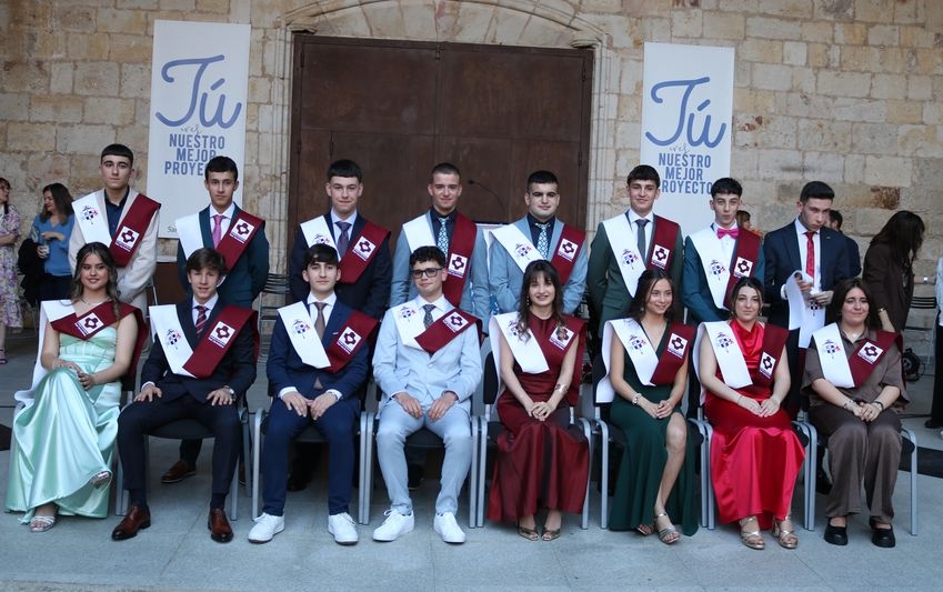 Emotiva graduación en el colegio San Jerónimo con la actuación del coro de voces blancas Kyria