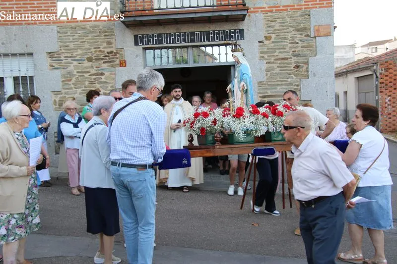 Foto 3 - La procesi&oacute;n de la Virgen Milagrosa consolida su arraigo en Alba de Tormes