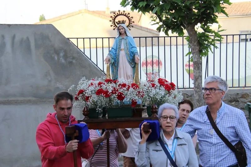 Foto 2 - La procesi&oacute;n de la Virgen Milagrosa consolida su arraigo en Alba de Tormes
