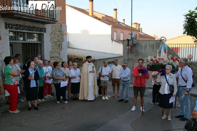 Foto 4 - La procesi&oacute;n de la Virgen Milagrosa consolida su arraigo en Alba de Tormes