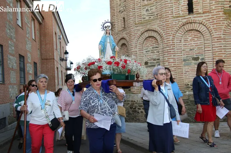 Foto 5 - La procesi&oacute;n de la Virgen Milagrosa consolida su arraigo en Alba de Tormes