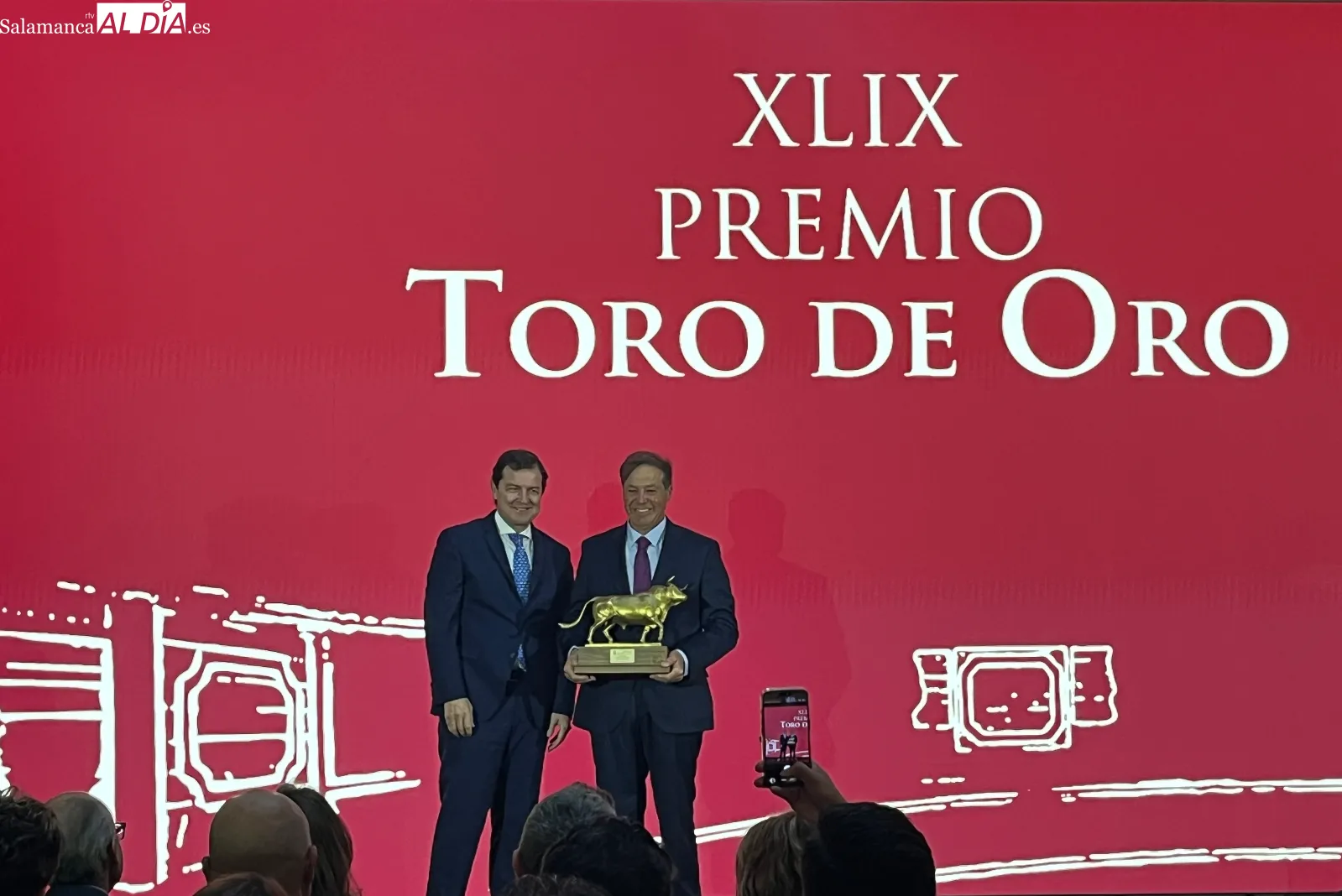 Foto 3 - Justo Hern&aacute;ndez dedica el Toro de Oro 2025 al director de la Escuela de Tauromaquia: "Es ejemplo de los valores humanos que tanto se necesitan"