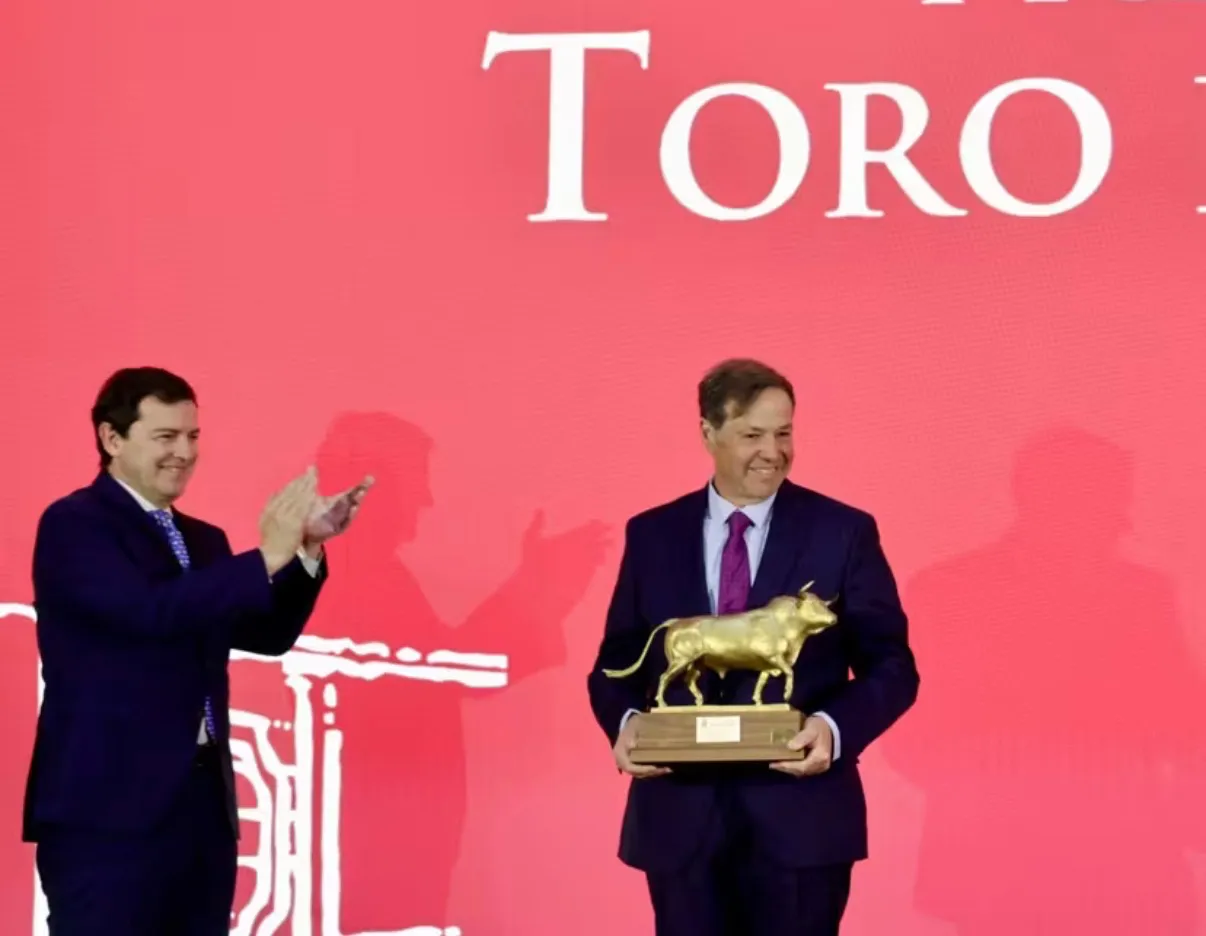 Justo Hernández recibe el Toro de Oro por Buenasuerte