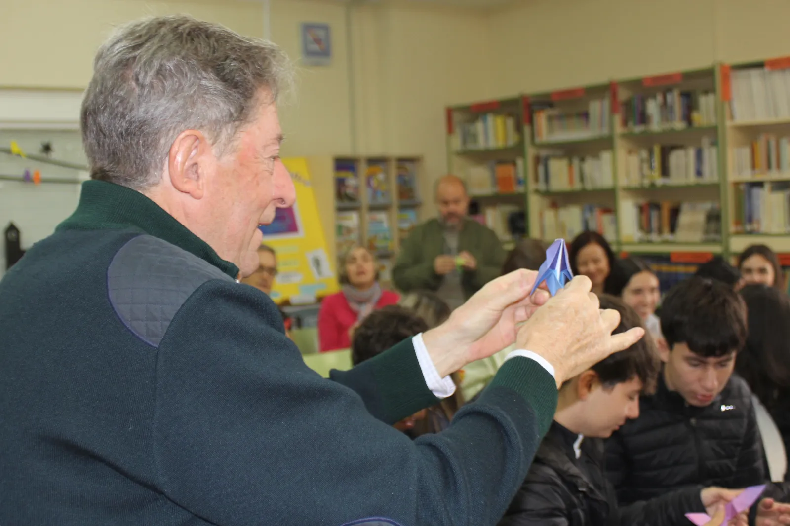 Foto 6 - Los alumnos del IES Mateo Hern&aacute;ndez asisten al Taller de papiroflexia de Pablo de Unamuno &lsquo;Las pajaritas de mi abuelo&rsquo; para recordar al rector