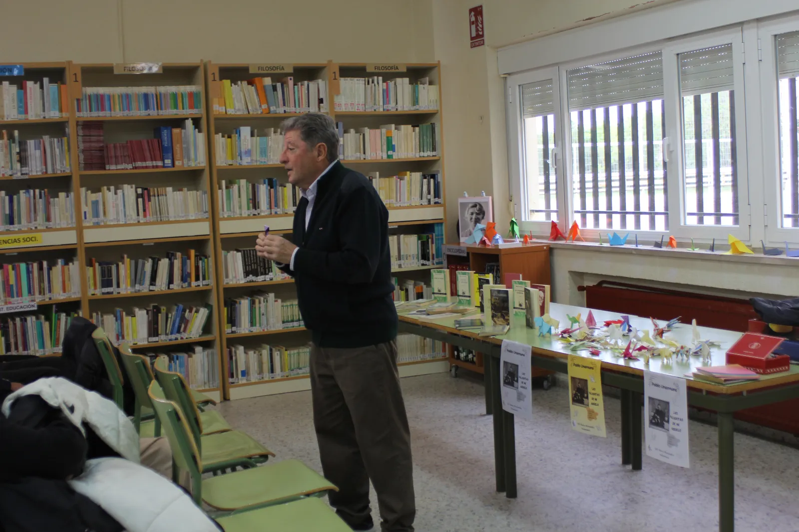Foto 4 - Los alumnos del IES Mateo Hern&aacute;ndez asisten al Taller de papiroflexia de Pablo de Unamuno &lsquo;Las pajaritas de mi abuelo&rsquo; para recordar al rector