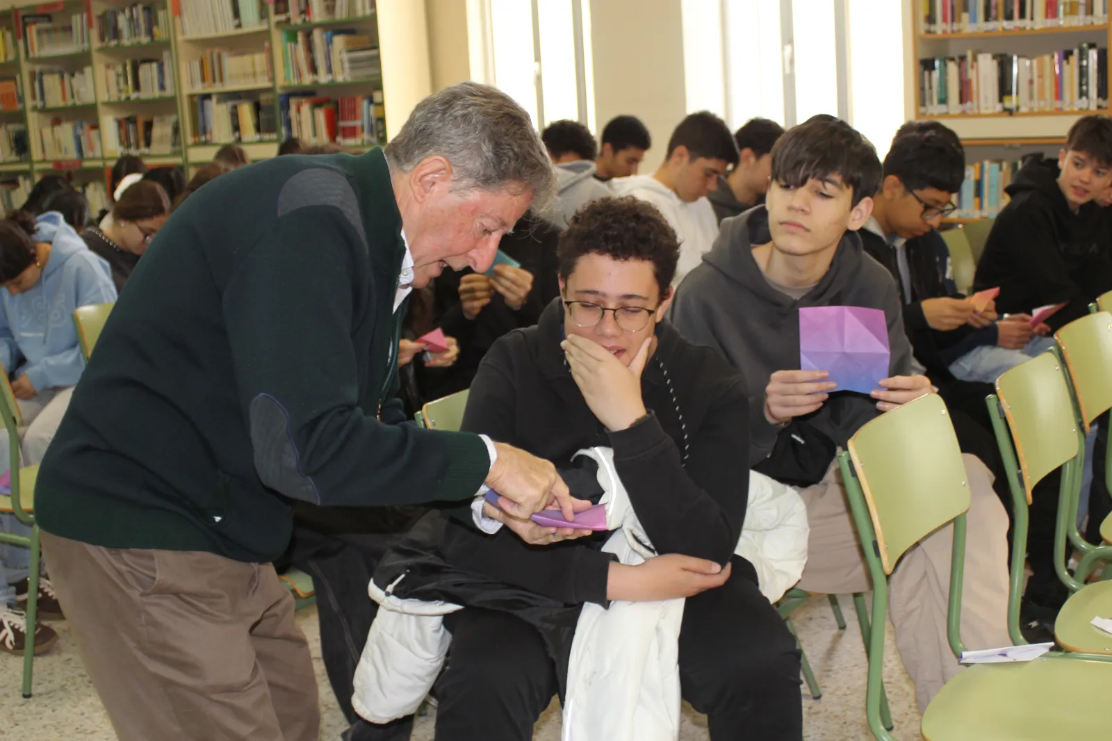 Foto 3 - Los alumnos del IES Mateo Hern&aacute;ndez asisten al Taller de papiroflexia de Pablo de Unamuno &lsquo;Las pajaritas de mi abuelo&rsquo; para recordar al rector