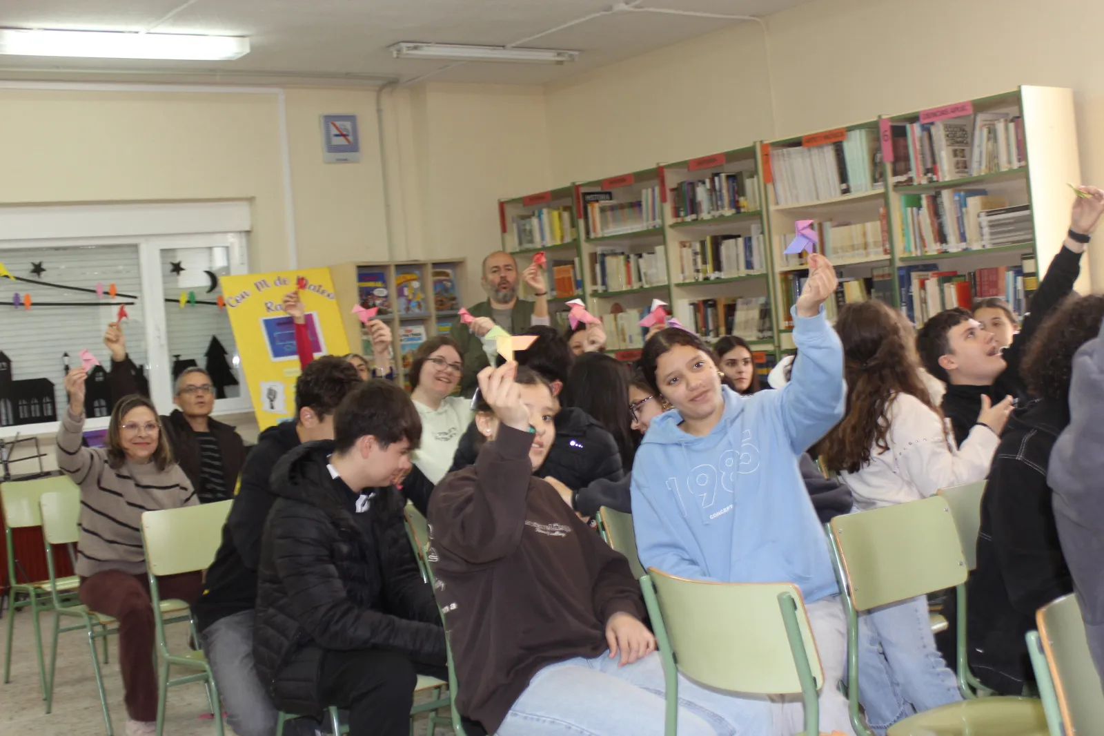 Los alumnos del IES Mateo Hernández asisten al Taller de papiroflexia de Pablo de Unamuno ‘Las pajaritas de mi abuelo’ para recordar al rector